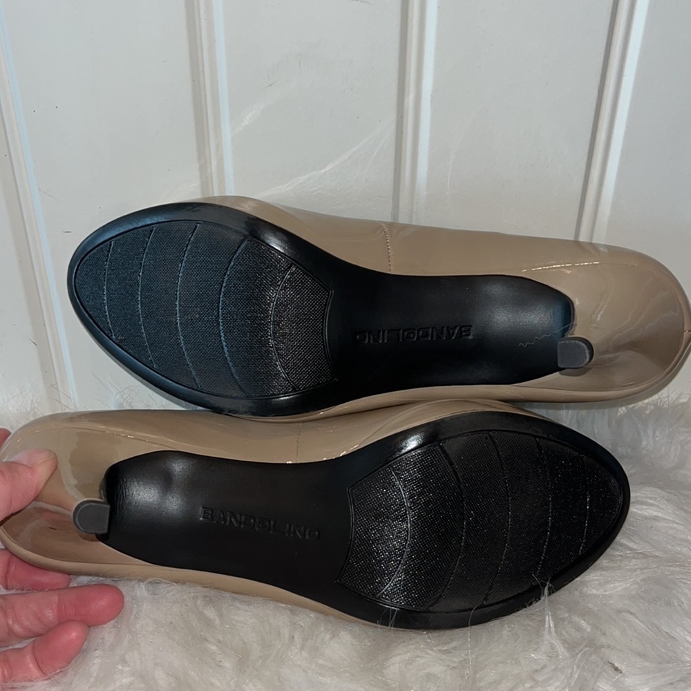 Bandolino peep toe tan taupe neutral faux patent leather heel pump size 8.5 - Picture 9 of 11